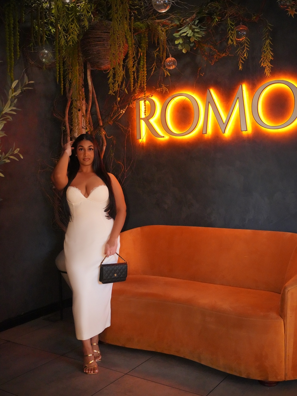 Elegant White Midi Dress with Sweetheart Neckline